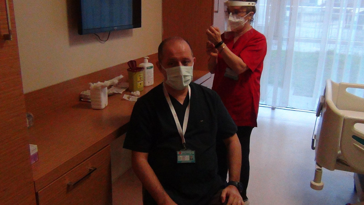 Aşı yaptıran başhekim: Hiç acımadı ki...