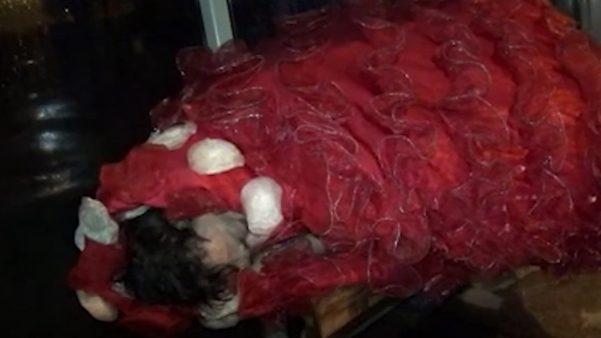 Yılbaşı gecesi parktaydı, dün otobüs durağında...