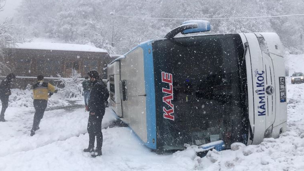 Zonguldak'ta kar yağışı nedeniyle yolcu otobüsü devrildi