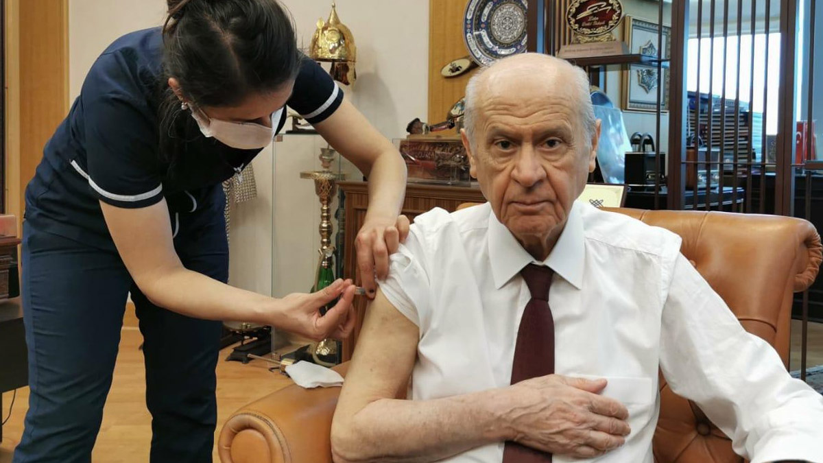 Son dakika! MHP lideri Bahçeli koronavirüs aşısı oldu
