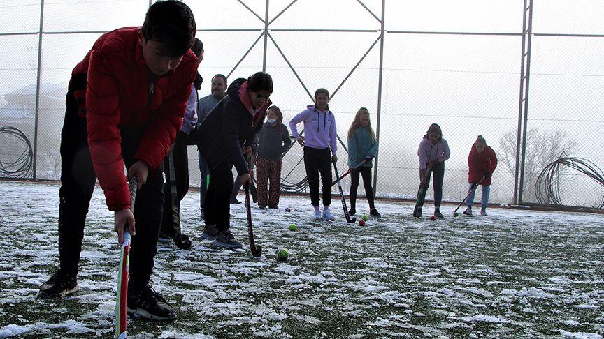 Ortaokul öğrencilerinin çim hokeyi tutkusu