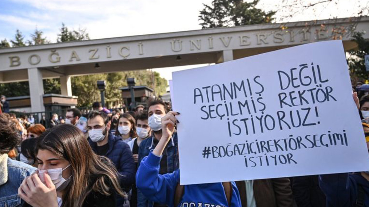 Boğaziçili öğrenciler elektrik kesintisine rağmen eylemlerine devam etti