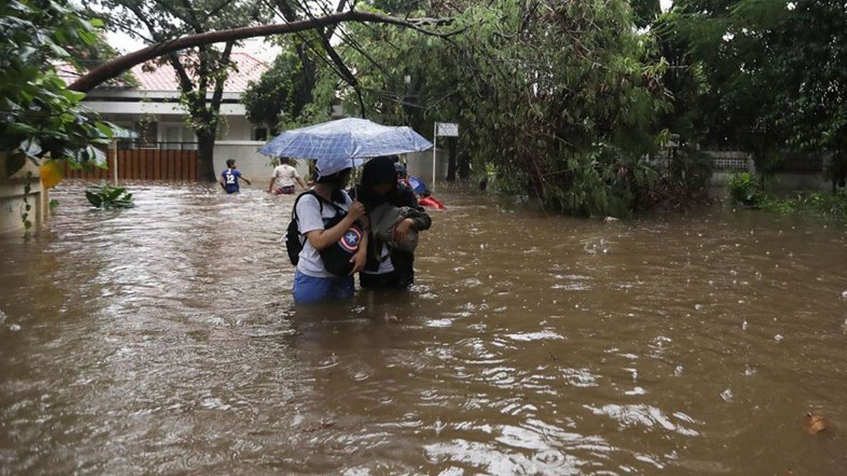 Endonezya'da meydana gelen sel ve heyelanda 5 kişi hayatını kaybetti