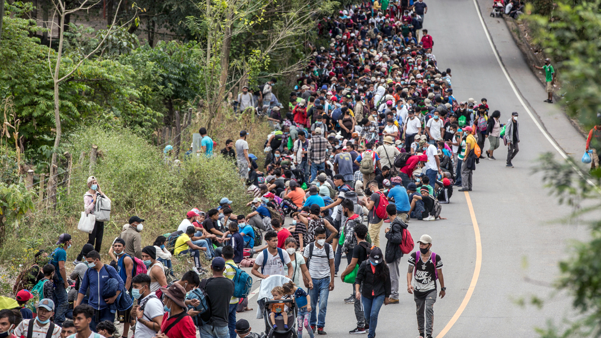 Biden'ın göçmenlere yeşil ışık yakması sonrası binlerce kişi ABD'ye yürüyor