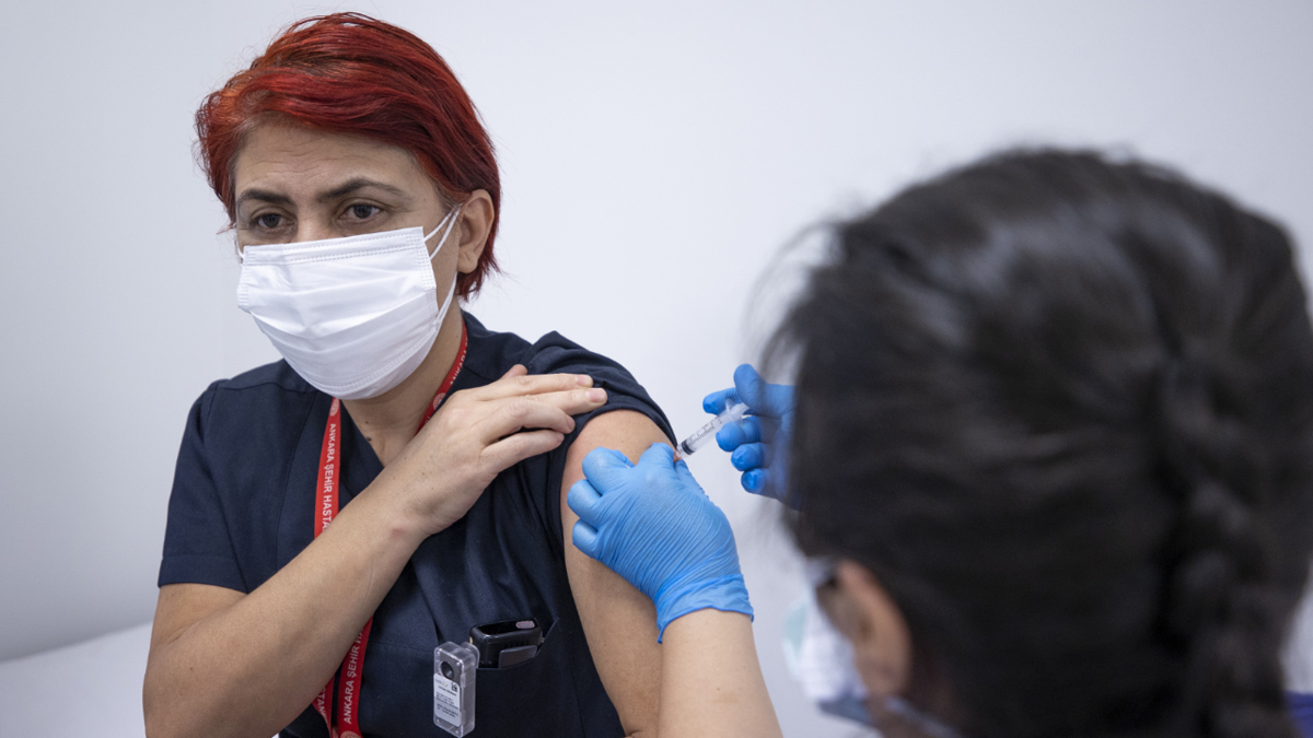 700 binden fazla sağlık çalışanı Kovid-19 aşısı yaptırdı