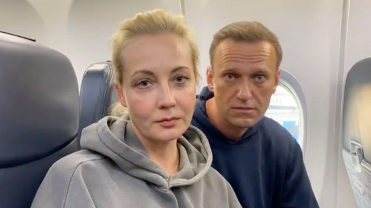 Rusya'ya dönen Navalnıy gözaltına alındı