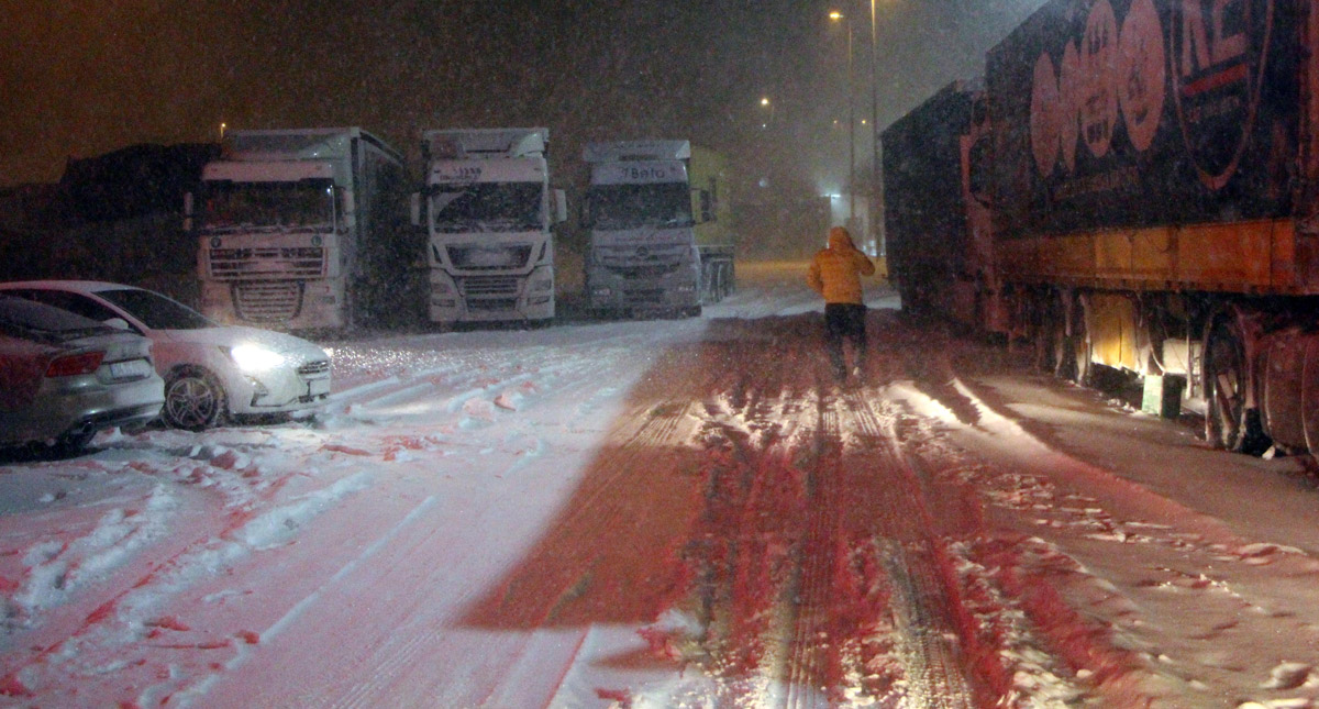 Yoğun kar yağışı ulaşımı vurdu! Düzce ve Bolu'dan İstanbul'a ulaşım durdu