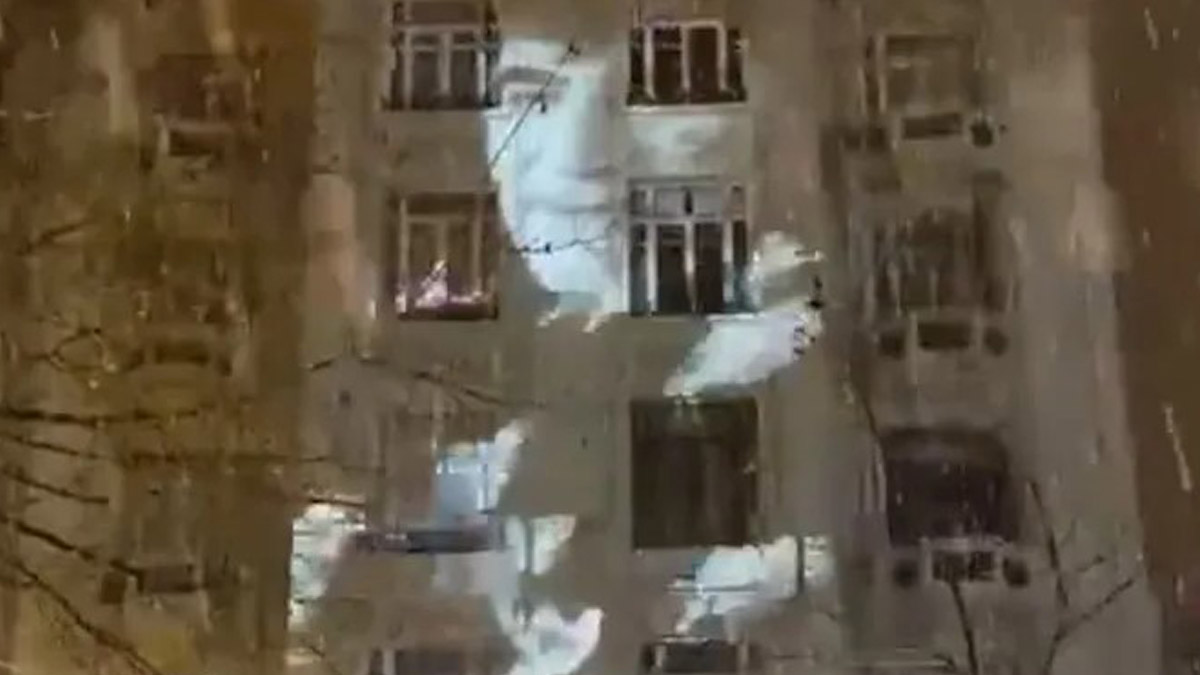 Hrant Dink'in önünde katledildiği binanın duvarında güvercinler uçuyor