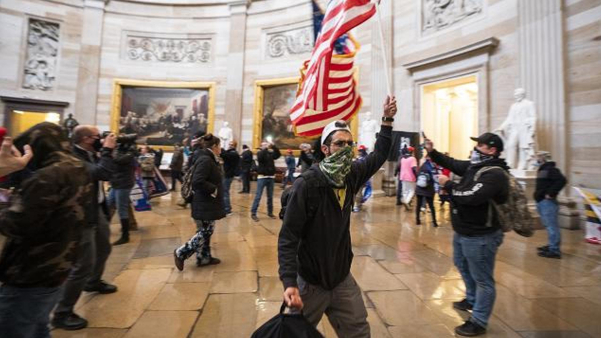 Kongre baskınının yeni görüntüleri çıktı: Trump'ı dinliyoruz