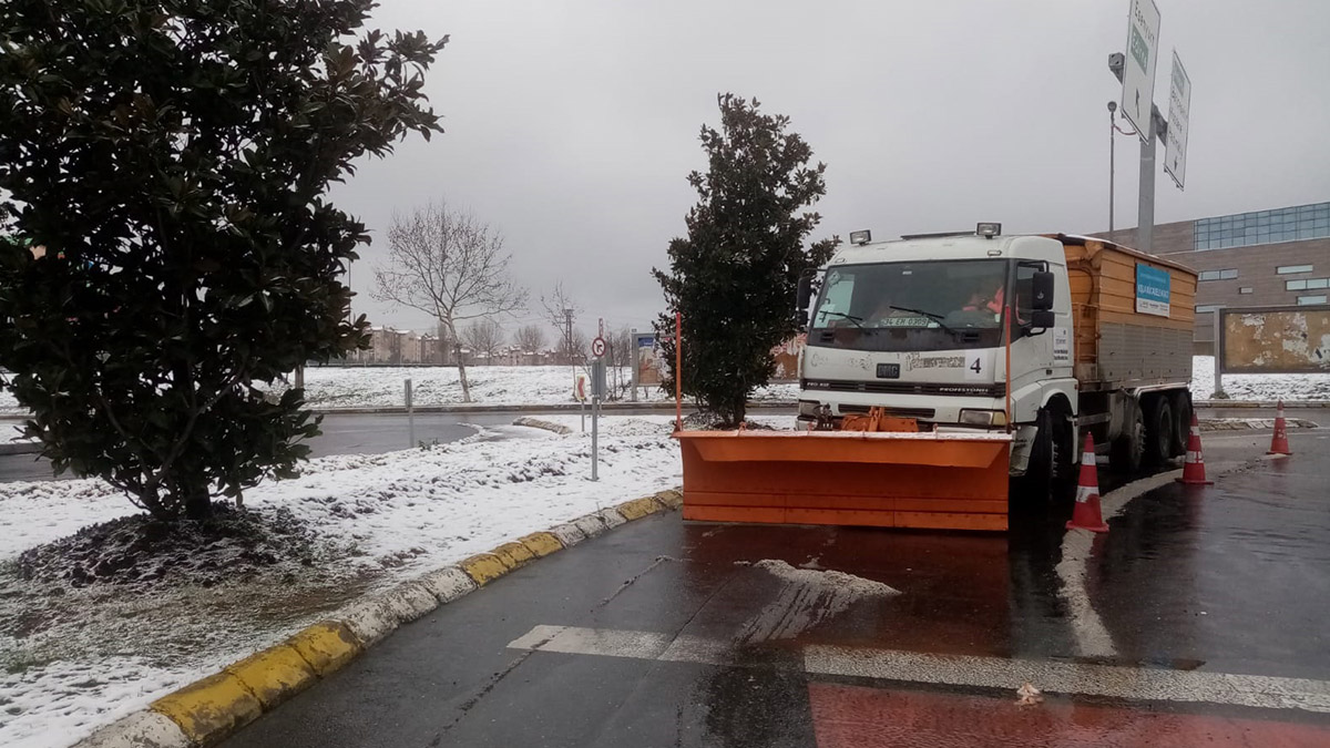 Esenyurt Belediyesi ekipleri'nin kar mesaisi devam ediyor