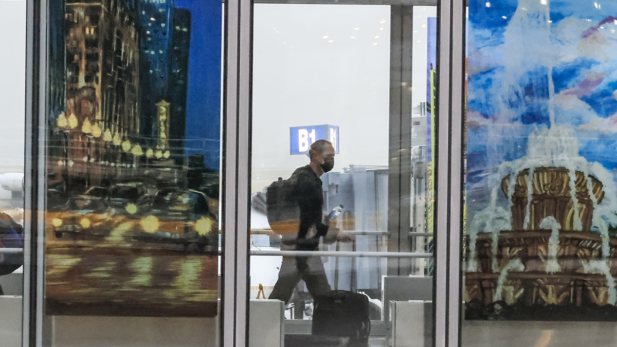 Kovid-19 korkusuyla 3 ay havaalanında yaşadı