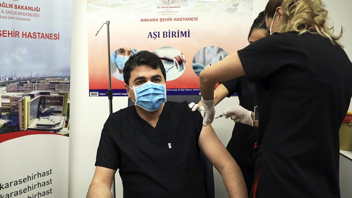 DP Genel Başkanı Uysal da aşı oldu