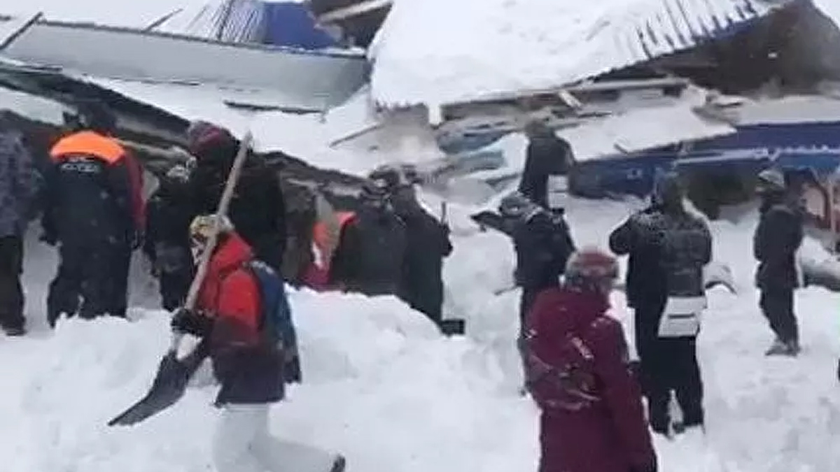 Rusya’da çığ altında kalan12 kişi kurtarılmayı bekliyor