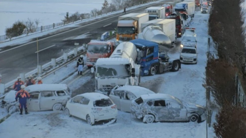 Japonya'da onlarca araç birbirine girdi