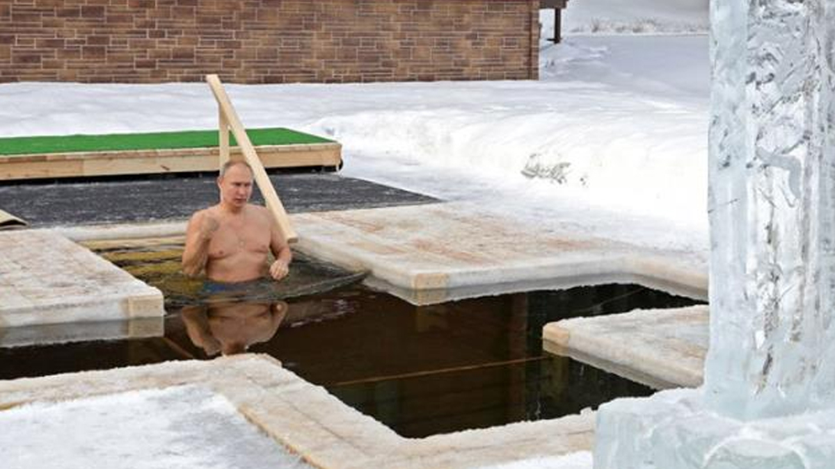 Putin buzlu suya girdi