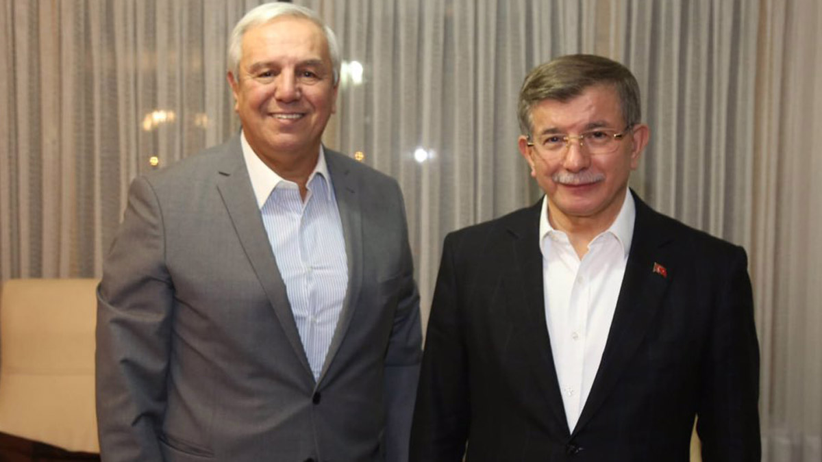 Davutoğlu'ndan Orhan Uğuroğlu’na geçmiş olsun ziyareti