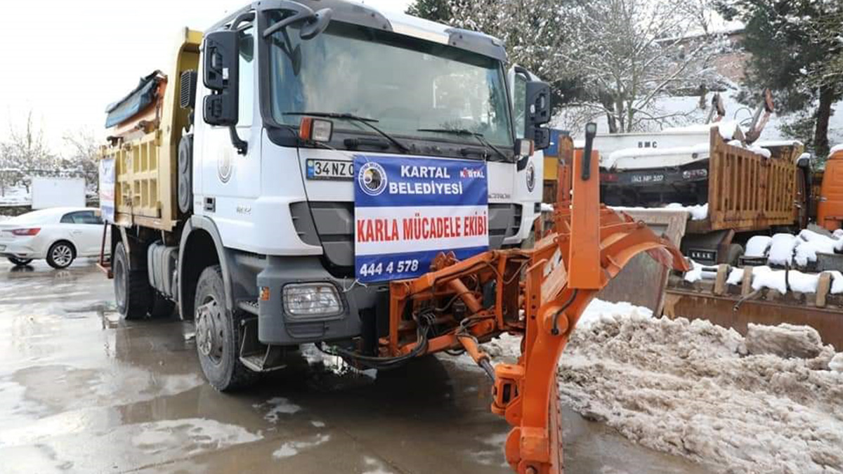 Kartal Belediyesi'nden İzmit'e tuzlama robotu desteği