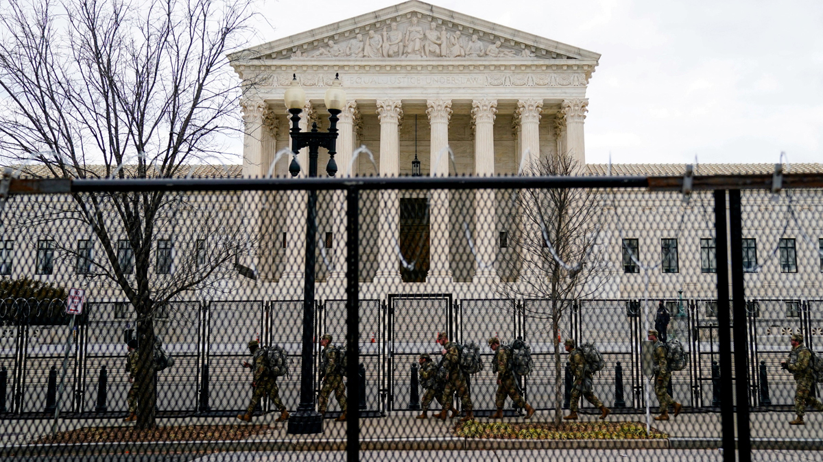 Biden'ın yemini öncesi bomba ihbarı: Yüksek Mahkeme binası tahliye edildi