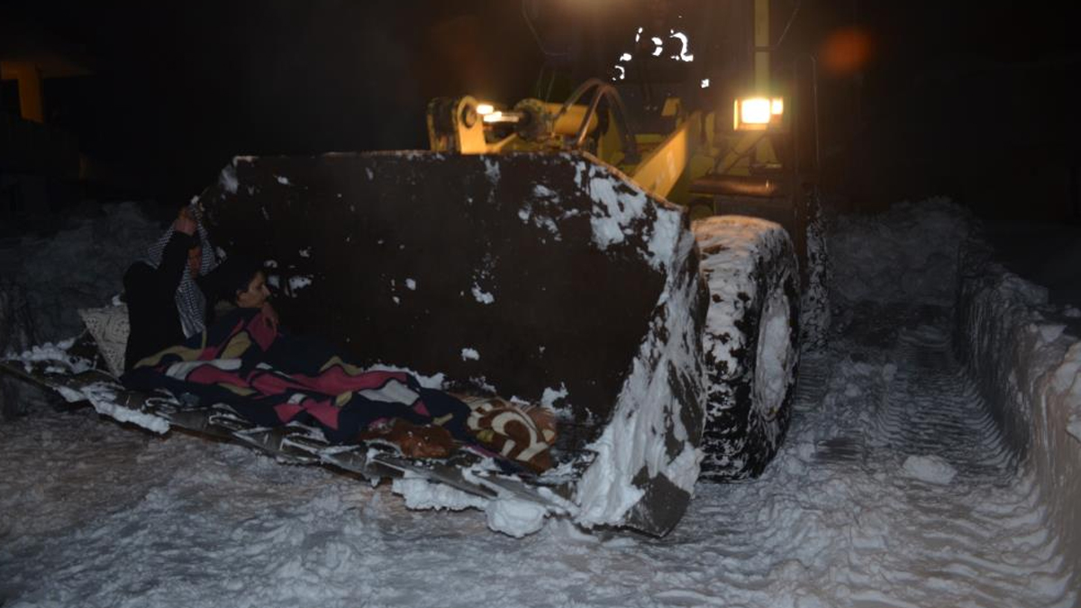 Şırnak'ta ölüm kalım mücadelesi: Ekipler kepçeyle kurtardı