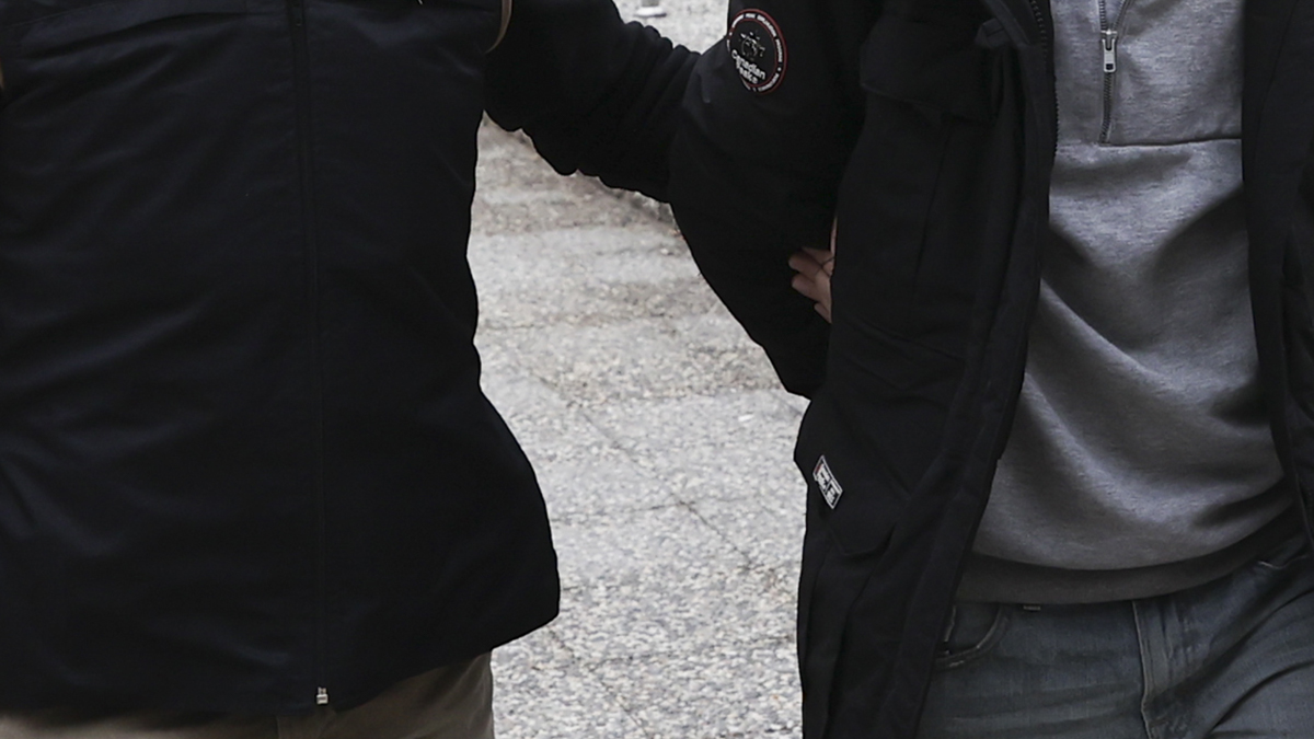 Antalya'da 13 FETÖ şüphelisi yakalandı