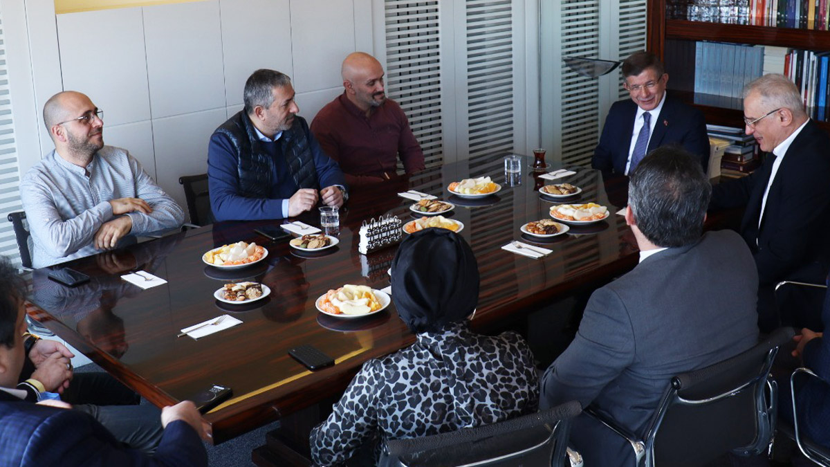 Davutoğlu'ndan KARAR yazarlarına ziyaret