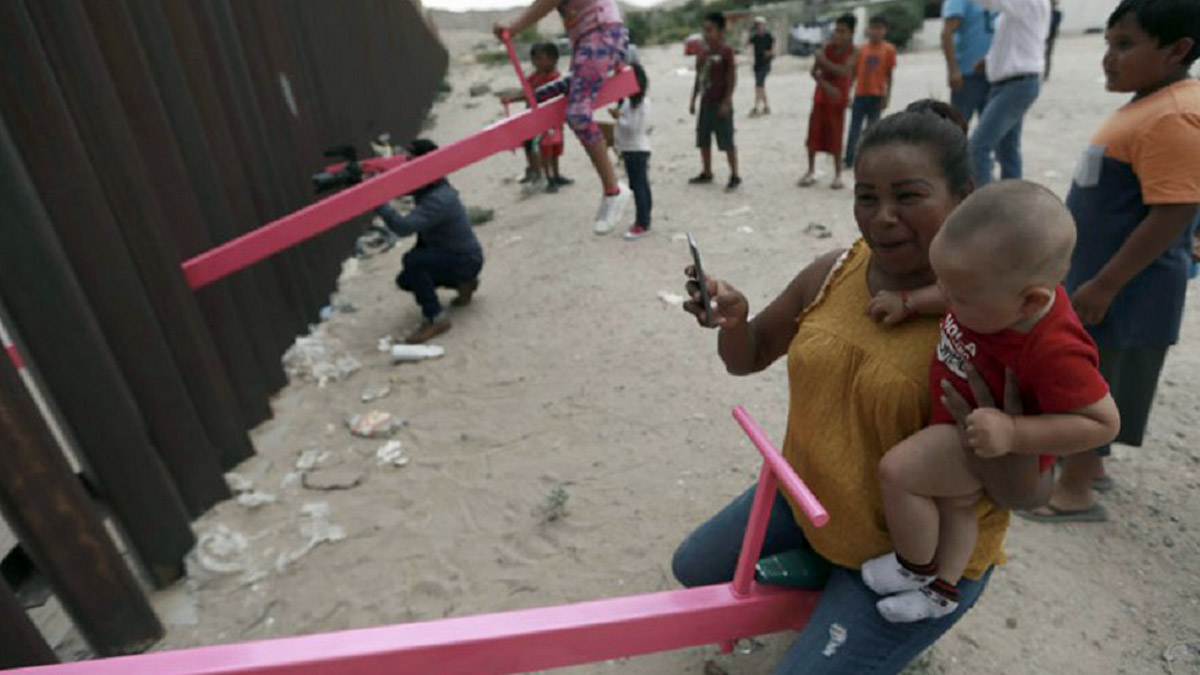 ABD-Meksika sınırına kurulan pembe tahterevallilere ödül