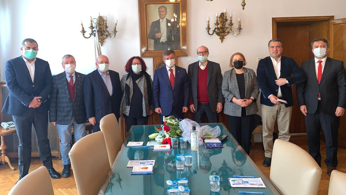 Davutoğlu: Gazeteci dostlarımızın yanındayız