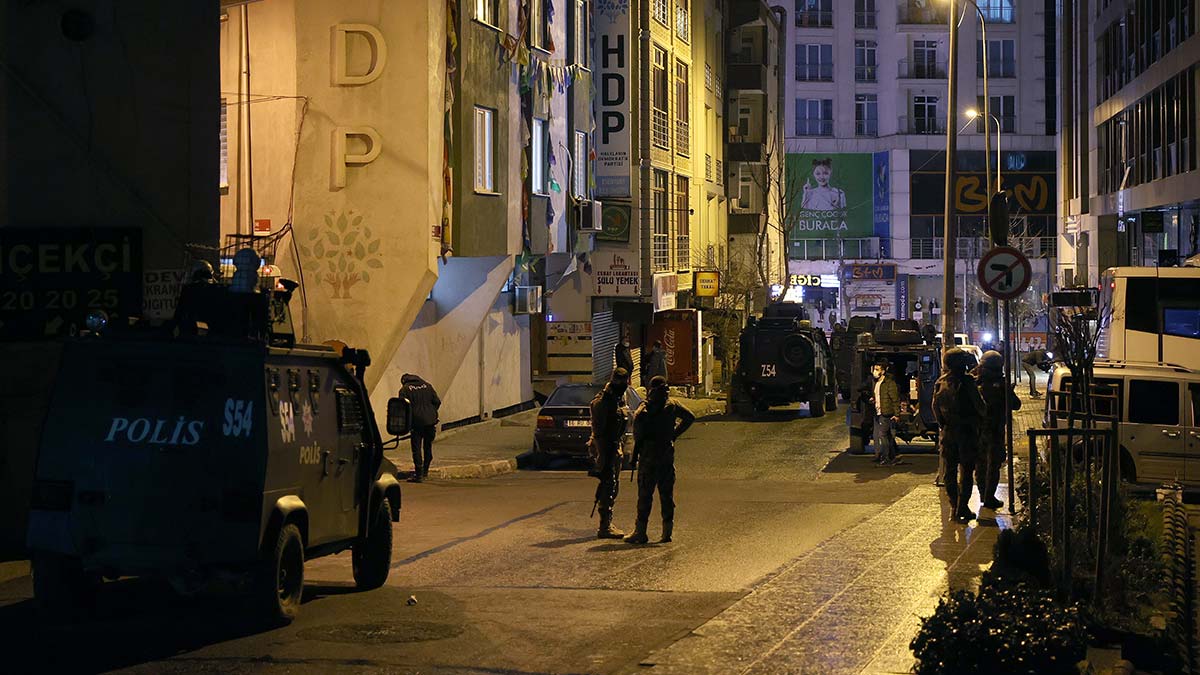 Esenyurt'ta HDP ilçe binasına operasyon