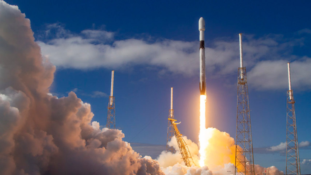 SpaceX, tek seferde 143 uyduyu uzaya fırlattı