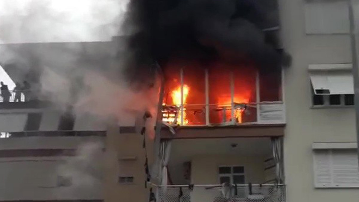Antalya'da korkutan yangın! Daire bir anda alev topuna döndü
