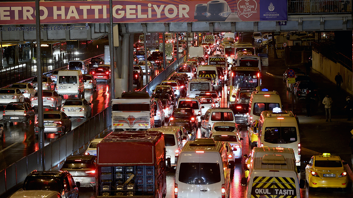 Son dakika! İstanbul'da kabus başladı, trafik yoğunluğu yüzde 70'e ulaştı