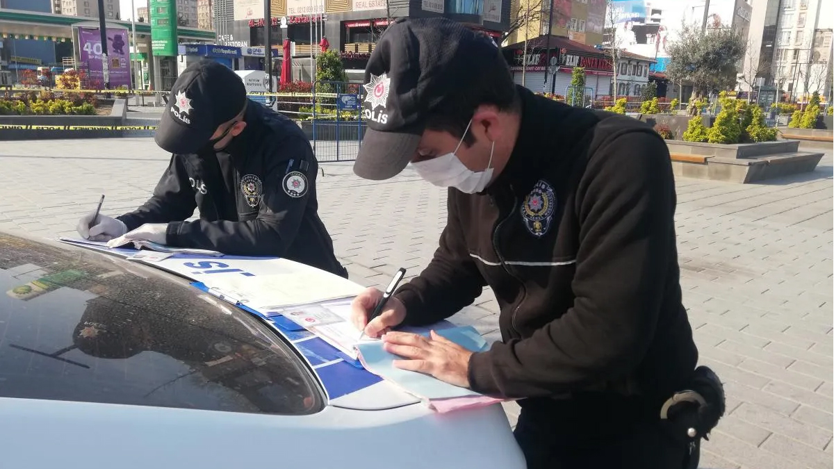 Son dakika! Kısıtlamaya uymayan binlerce kişiye ceza yağdı