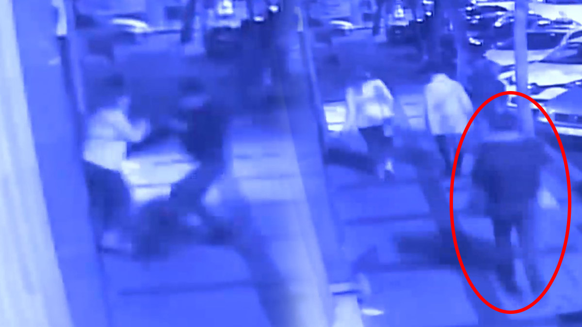 Şehrin ortasında dehşet: Ne olduğunu anlayamadan bıçaklanıp yere yığıldılar!