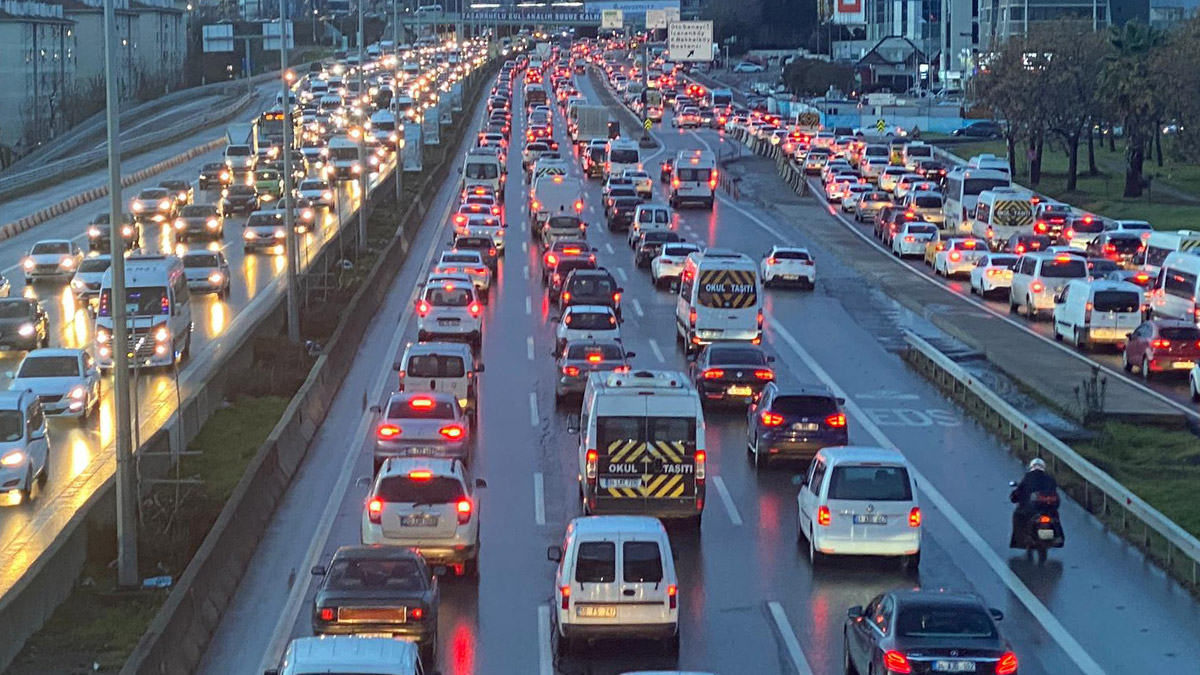 İstanbul trafik haritası kırmızıya döndü: Yoğunluk yüzde 78!