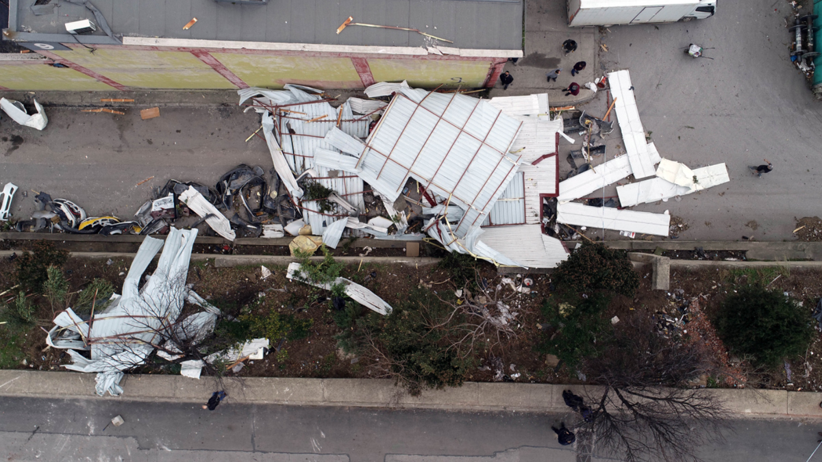 Ortalık savaş alanına döndü! Lodos çatıları uçurdu