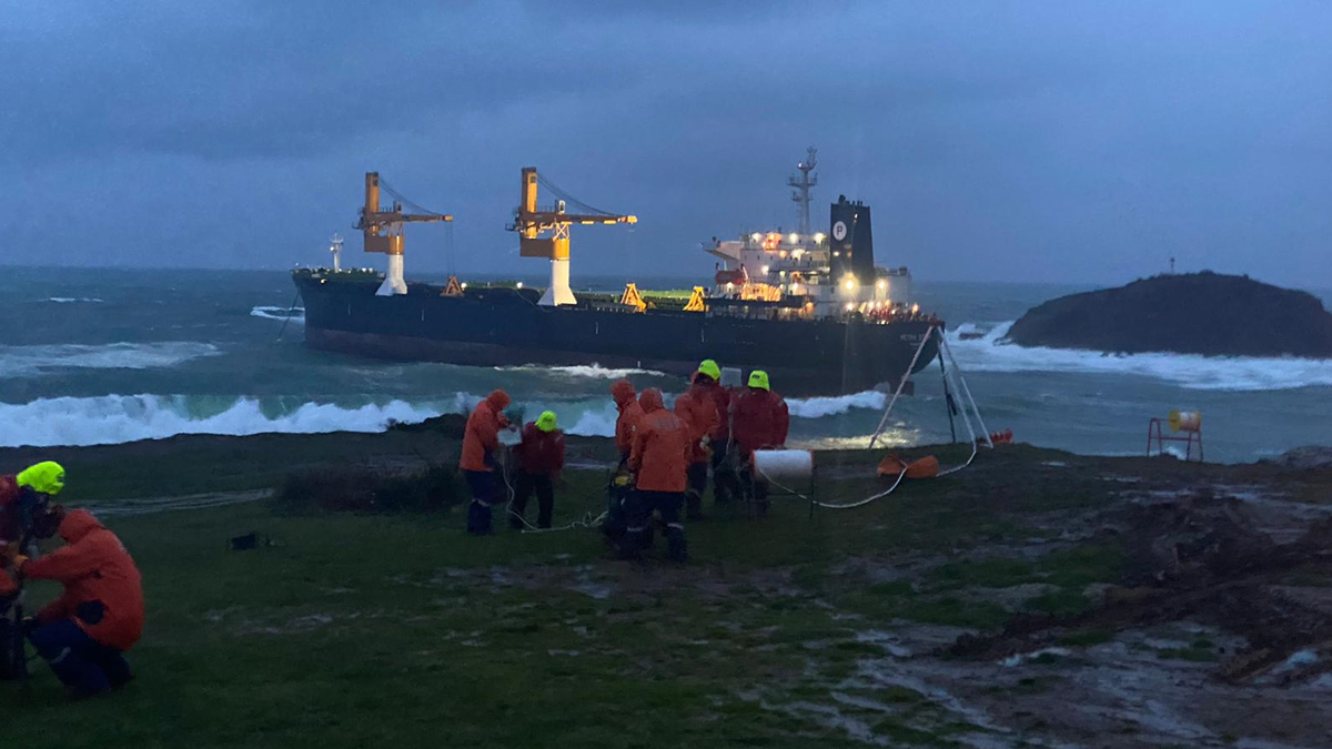 Dev gemi Beykoz'da karaya oturdu: Ekipler kurtarma çalışmalarına başladı