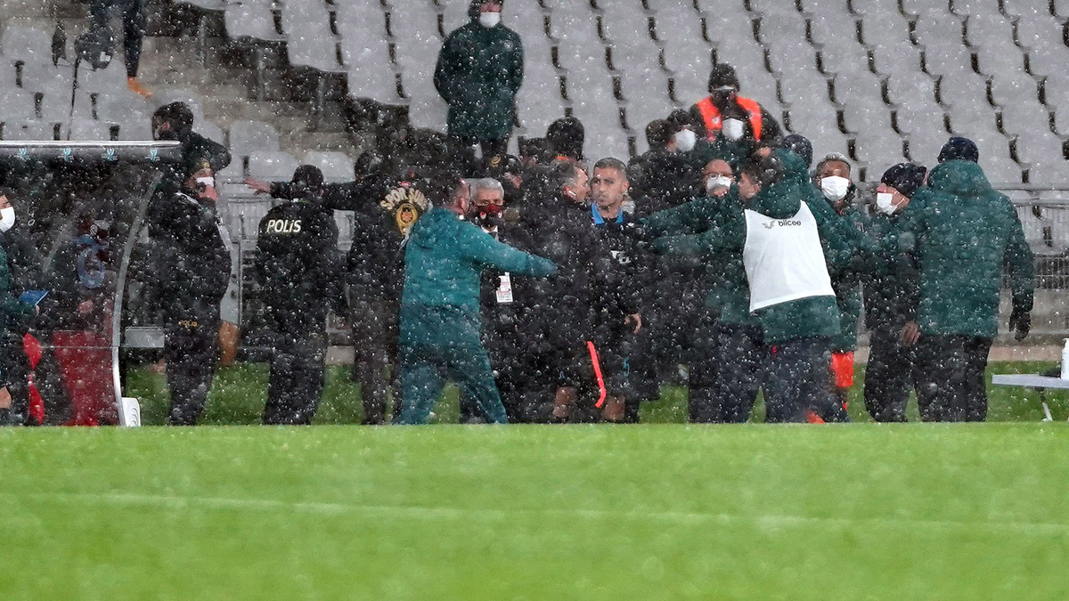 Başakşehir ile Trabzonspor maçında gergin anlar
