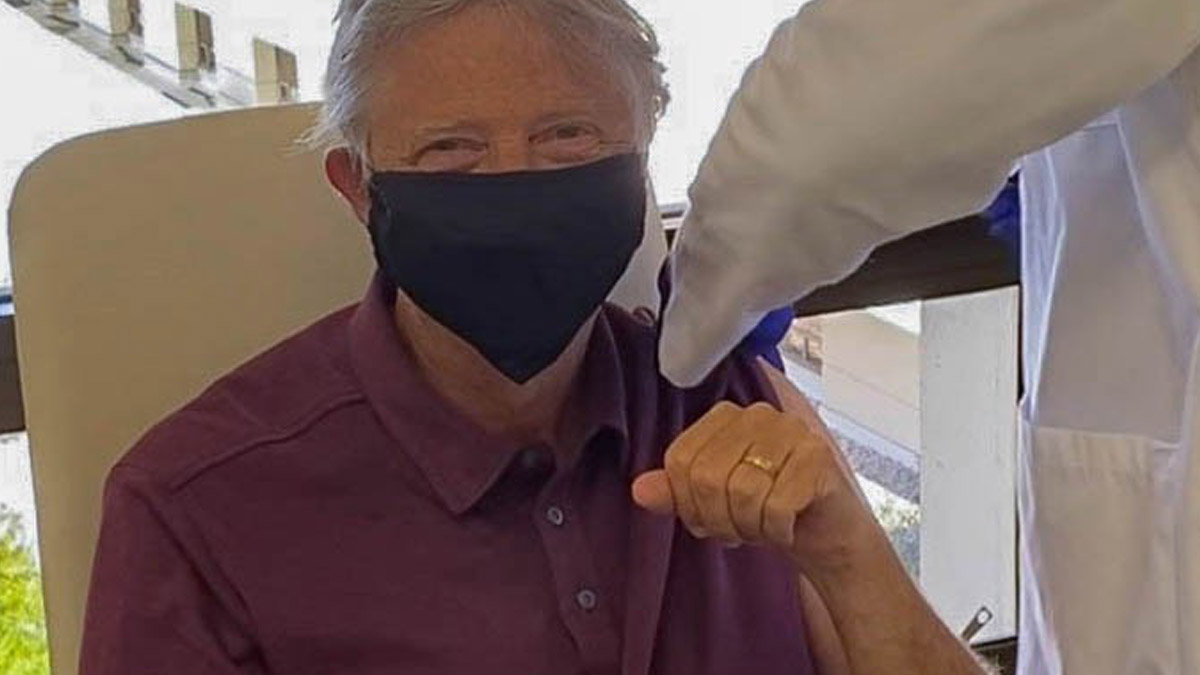 Bill Gates’ten örnek hareket! Aşıda sırasını bekledi