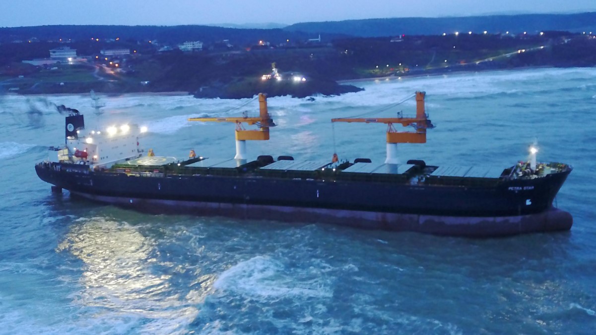 Beykoz'da karaya oturan geminin son hali görüntülendi