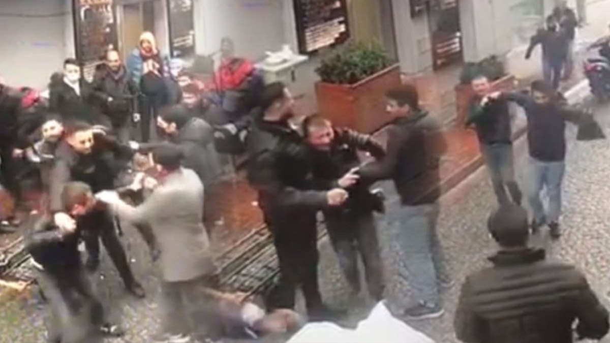 Esnafın yakaladığı hırsıza meydan dayağı