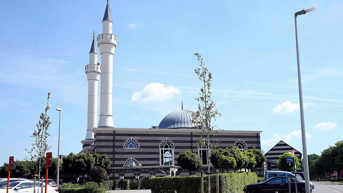 "Eşcinsellik hastalıktır" diyen Türk imam sınır dışı ediliyor