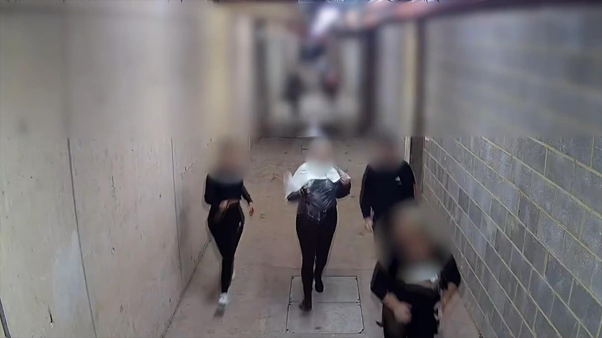 İngiltere'de koronavirüs baskınından kaçış anı kamerada