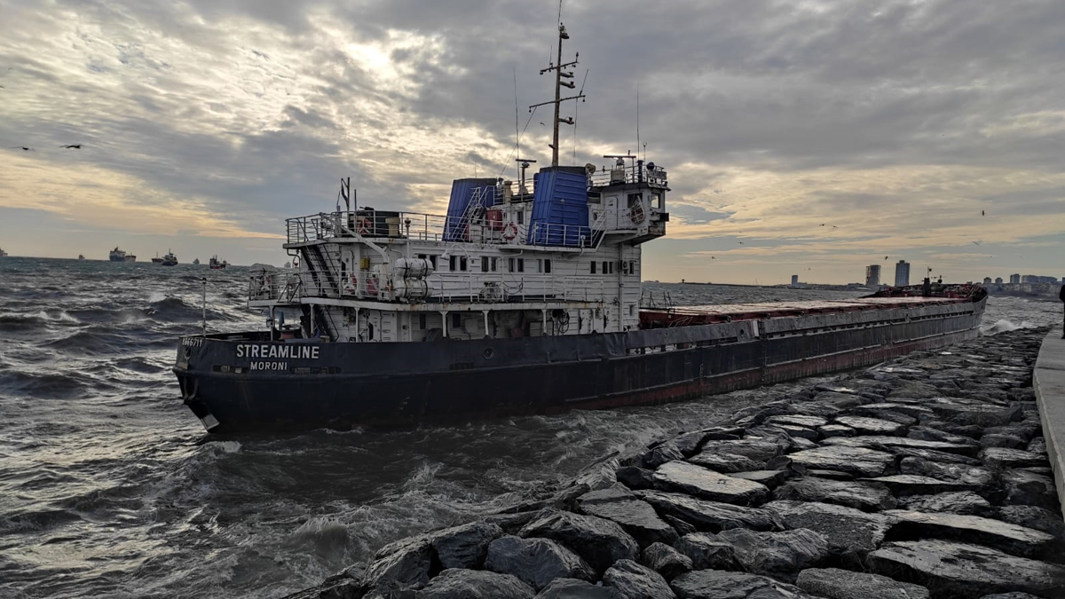 İstanbul'da fırtına: Kargo gemisi karaya oturdu