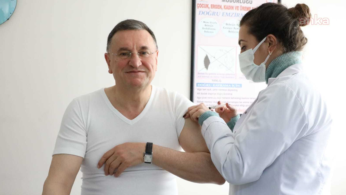 Aşı sırası gelen belediye başkanı aşı oldu