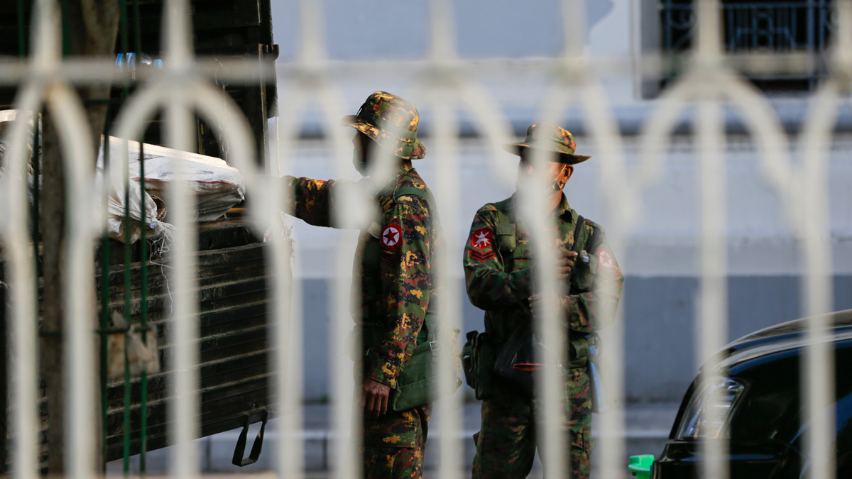 Ordu yönetime el koydu! Siyasiler gözaltında