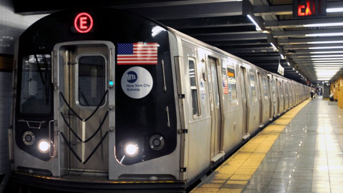 New York'da metro seferlerine kar engeli