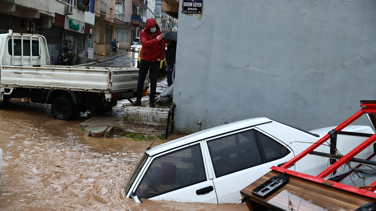Son dakika! İzmir Büyükşehir Belediyesi'nden 'afet' uyarısı: Evden çıkmayın!