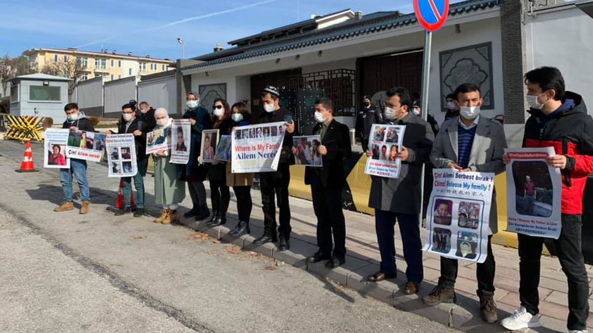 Çin Büyükelçiliği önünde gazetecilere müdahale: Size soracak değiliz