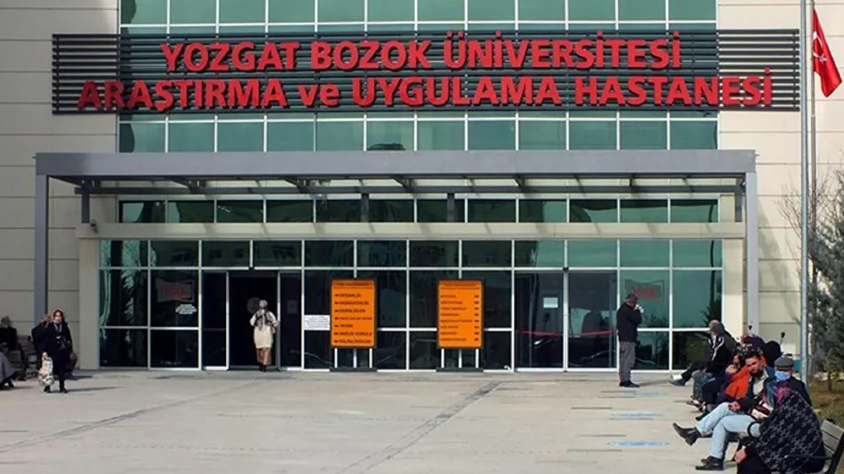 İstediği ilacı yazmayan doktorun ayağını kırdı