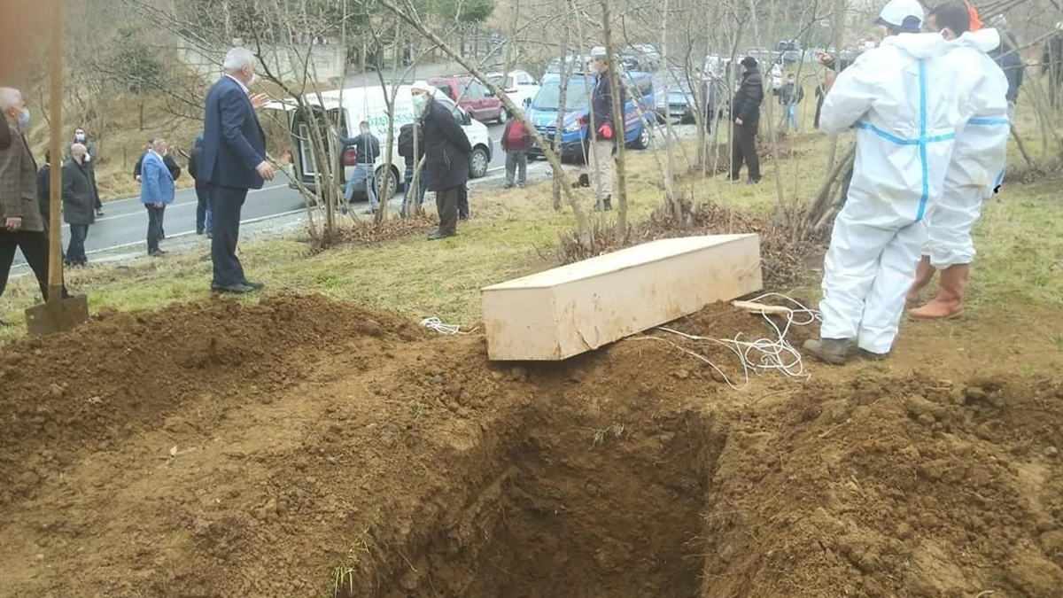Koronalı cenaze karıştı: Çok sayıda kişi karantinada